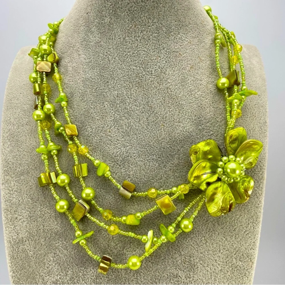 Beautiful Vintage Green Mother-of-Pearl Flower Statement Necklace Multi-Strand